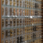 découvrez tout ce qu'il faut savoir pour bien choisir votre quincaillerie de porte : conseils, types de matériaux et astuces pour une installation réussie.